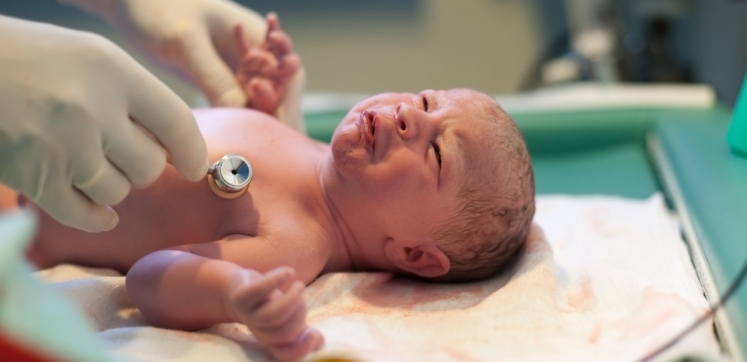 noworodek i stetoskop