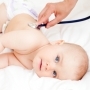 niemowlak badany przez lekarza