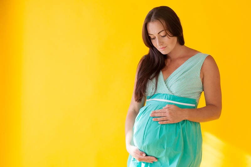 kobieta w ciąży trzyma się za brzuszek