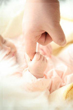noworodek trzyma palec rodzica