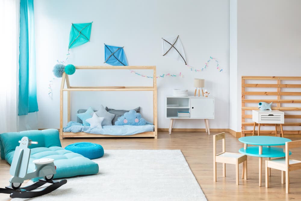 niebieski futon w pokoju dziecięcym